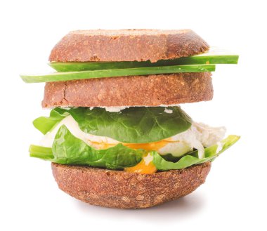 Beyaz arka planda lezzetli salatalıklı sandviç.