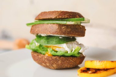 Masada lezzetli salatalıklı sandviç tabağı.