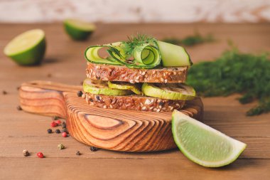 Masada lezzetli salatalıklı sandviç.