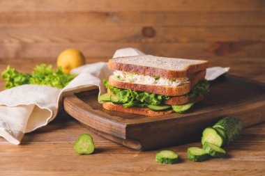 Masada lezzetli salatalıklı sandviç.