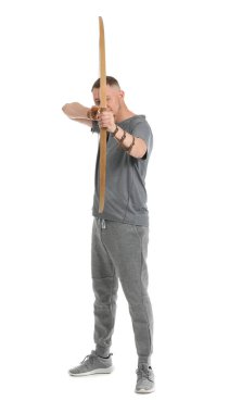 Beyaz arka planda yayı olan yakışıklı erkek okçu.