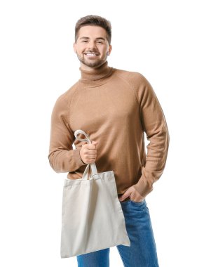 Beyaz arka planda çevre çantalı genç bir adam.