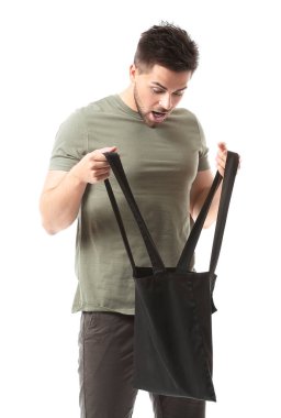 Beyaz arka planda çevre çantalı genç bir adam.