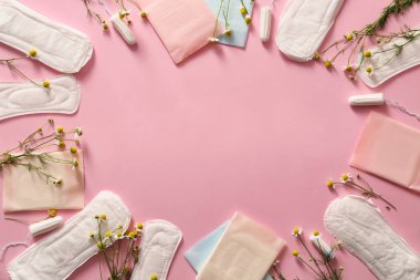 Adet pedi ve tamponlardan yapılmış çerçeve. Arka planda papatya çiçekleri var.