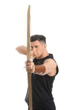 Beyaz arka planda yaylı tüfeği olan yakışıklı bir adam.