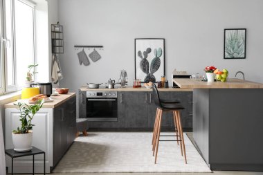 Modern mutfak ve şık bir masa.