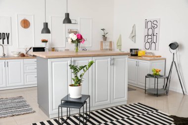 Modern mutfak ve şık bir masa.