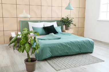 Modern yatak odasının iç dekorasyonu.