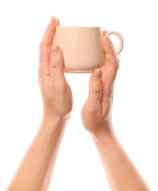Beyaz arka planda kahve fincanı olan kadın eller.
