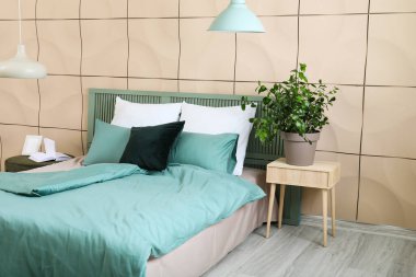 Modern yatak odasının iç dekorasyonu.