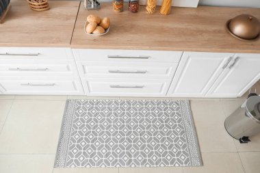 Modern mutfakta yerde şık bir halı.