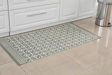 Modern mutfakta yerde şık bir halı.