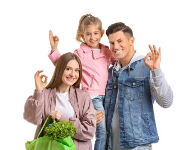 Çantasında yiyecek olan aile beyaz arka planda iyi niyet göstergesi gösteriyor