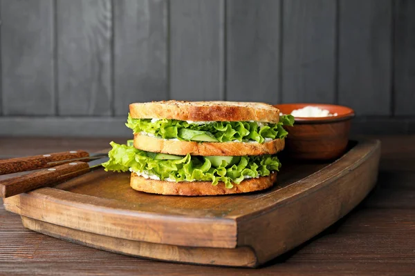 Masada Lezzetli Salatalıklı Sandviç — Stok fotoğraf