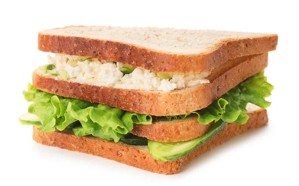 Beyaz Arka Planda Lezzetli Salatalıklı Sandviç — Stok fotoğraf