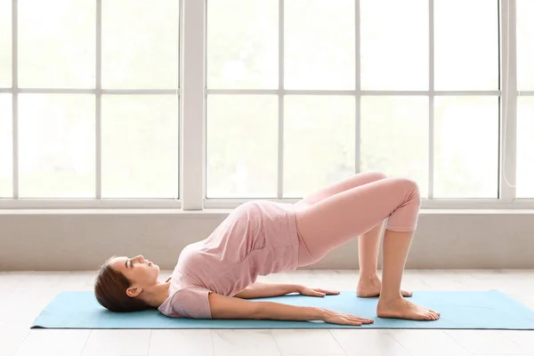 Genç Hamile Kadın Spor Salonunda Yoga Yapıyor — Stok fotoğraf