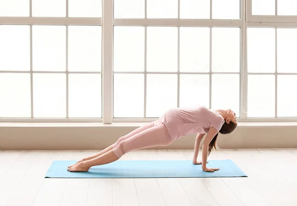 Mujer Embarazada Joven Practicando Yoga Gimnasio — Foto de Stock