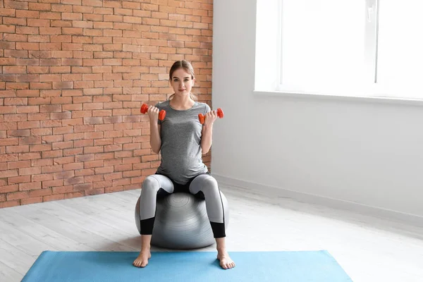 Mujer Embarazada Joven Entrenando Gimnasio — Foto de Stock