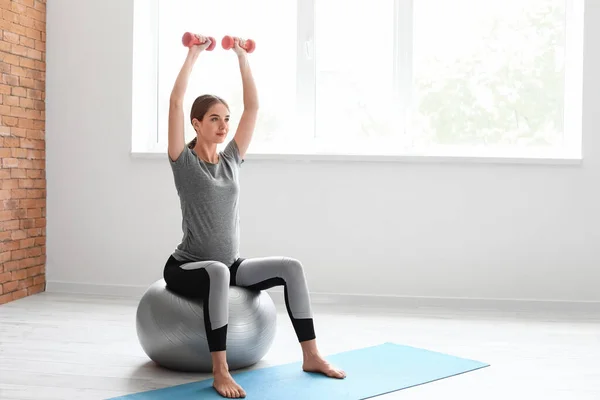 Junge Schwangere Frau Trainiert Fitnessstudio — Stockfoto