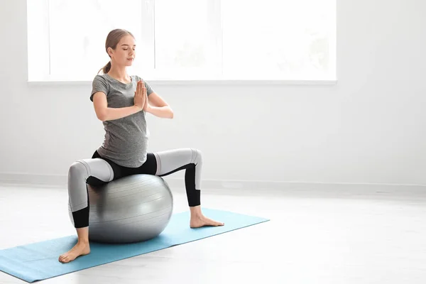 Young Pregnant Woman Practicing Yoga Gym — Stock Photo, Image