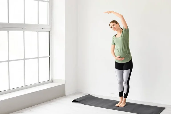 Mujer Embarazada Joven Practicando Yoga Gimnasio —  Fotos de Stock