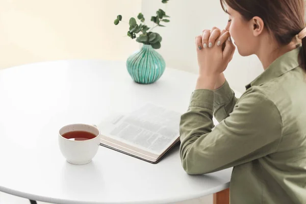 Jovem Mulher Com Bíblia Orando Casa — Fotografia de Stock