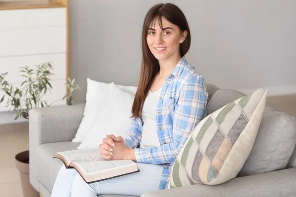 Young Woman Reading Bible Home — Stock Photo, Image