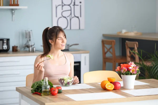 Mujer Joven Deportiva Comiendo Sabrosa Ensalada Cocina —  Fotos de Stock