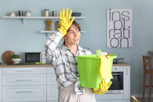 Mujer Joven Cansada Con Artículos Limpieza Cocina — Foto de Stock