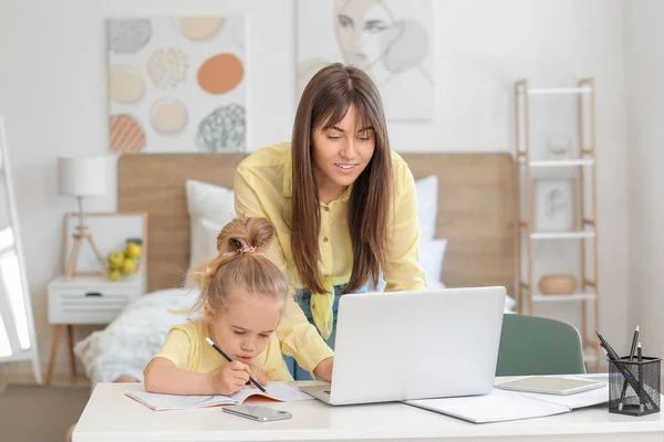 Working Mother Her Little Daughter Home — Stock Photo, Image