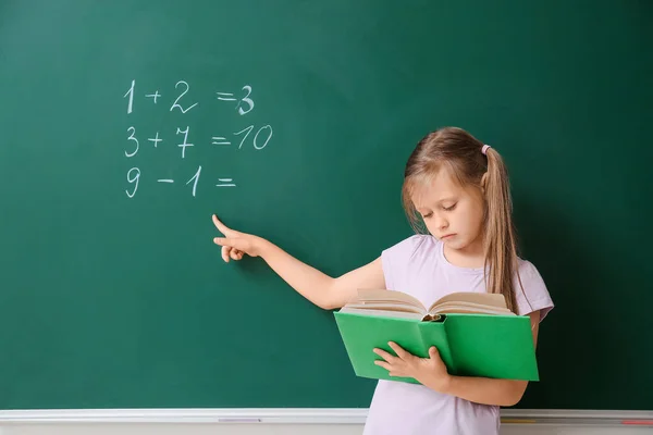 Carino Scolaretta Con Libro Vicino Lavagna Classe — Foto Stock