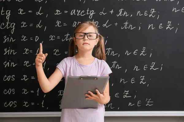 Gadis Sekolah Kecil Yang Lucu Dekat Papan Tulis Kelas — Stok Foto