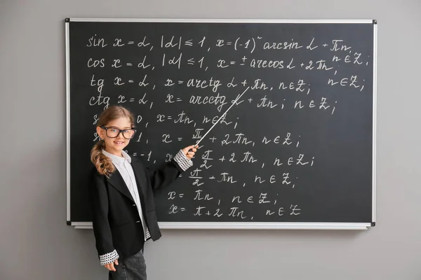 Gadis Sekolah Kecil Yang Lucu Dekat Papan Tulis Kelas — Stok Foto