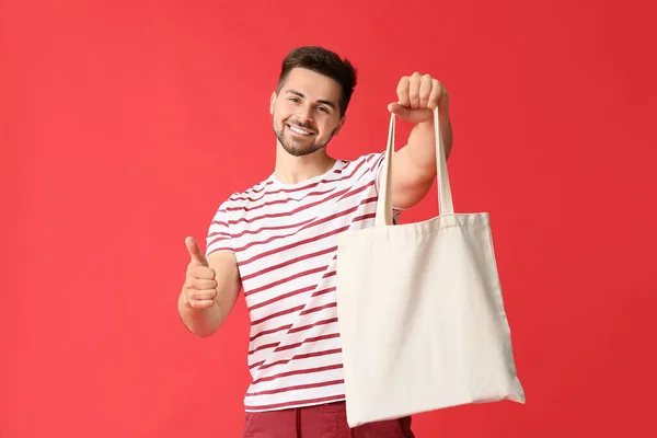 Junger Mann Mit Öko Tasche Auf Farbigem Hintergrund — Stockfoto