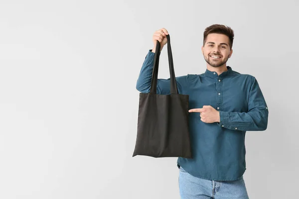 Jovem Com Saco Ecológico Fundo Claro — Fotografia de Stock