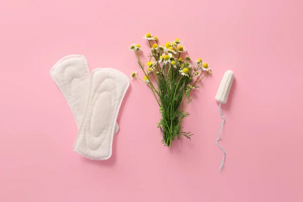 Ochraniacze Menstruacyjne Tampon Kwiaty Rumianku Tle Koloru — Zdjęcie stockowe