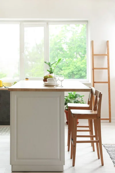 带有时髦餐桌的现代厨房的内部 — 图库照片