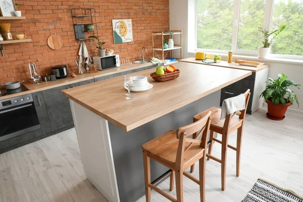 Interior Dari Dapur Modern Dengan Tabel Stylish — Stok Foto