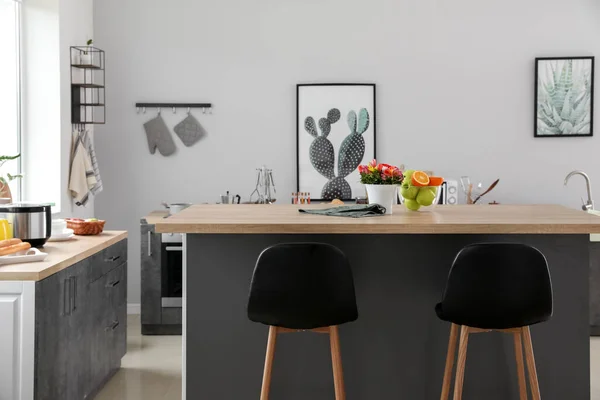 Interno Della Cucina Moderna Con Tavolo Elegante — Foto Stock