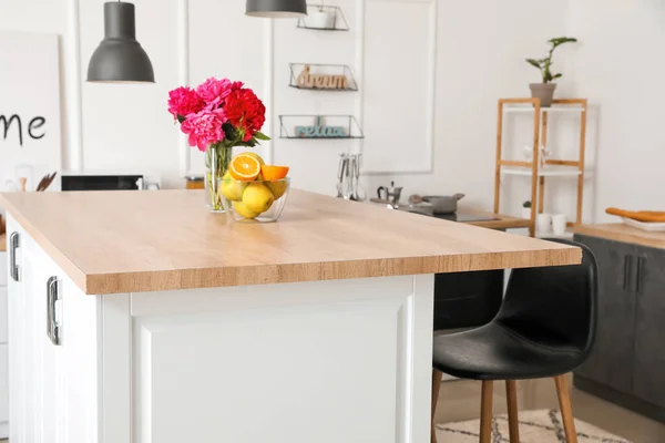 Stijlvolle Tafel Moderne Keuken — Stockfoto