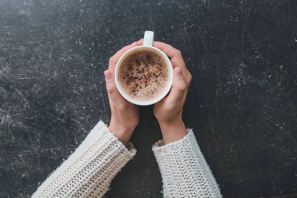 Mãos Femininas Com Xícara Café Fundo Escuro — Fotografia de Stock