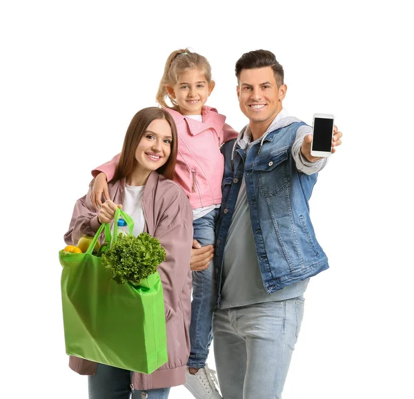 Familj Med Mat Väska Och Mobiltelefon Vit Bakgrund — Stockfoto