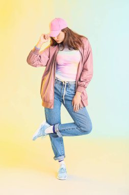 Renkli arka planda güzel bir hip-hop dansçısı