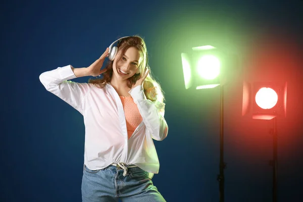 Belle Danseuse Hip Hop Féminine Sur Fond Couleur — Photo