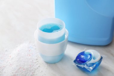 Beyaz arkaplanda çamaşır deterjanı