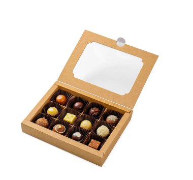 Beyaz arka planda lezzetli şekerlerle dolu bir kutu