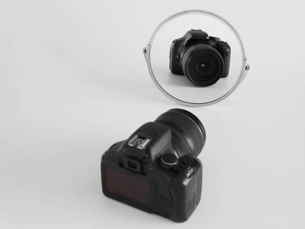 Fotocamera Buurt Spiegel Lichte Achtergrond — Stockfoto