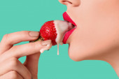 Sexy junge Frau mit Erdbeere auf farbigem Hintergrund, Nahaufnahme