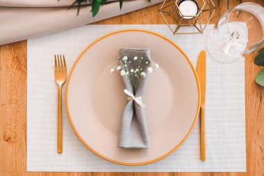 Ahşap arka planda güzel masa ayarları