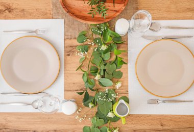 Ahşap arka planda güzel masa ayarları